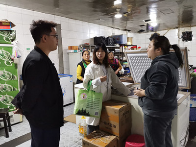 石棉县市场监督管理局突击检查经营冷链食品的重点餐饮服务单位